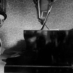 Bilder Dora - Flucht in die Musik