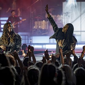 Bilder Girl You Know It's True