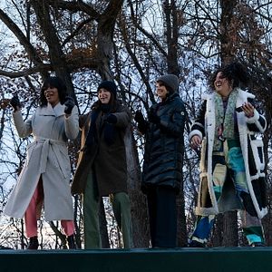 Bilder The Girls On The Bus