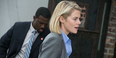 Poster der Serie Eine Hand wäscht die andere