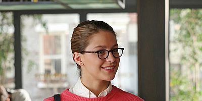 Poster der Serie Red Faced