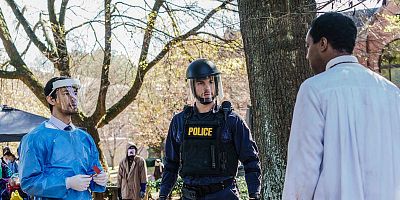 Poster der Serie Path to Paradise