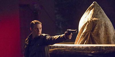 Poster der Serie The Simple Intimacy of the Near Touch