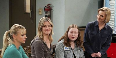 Poster der Serie A Few Thongs and a Hawaiian Funeral