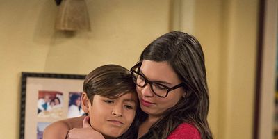 Poster der Serie Hold, Please