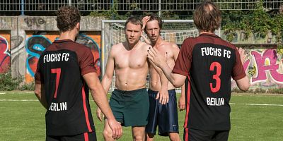 Poster der Serie Isolated Above, Connected Below