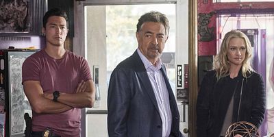 Poster der Serie Dust and Bones