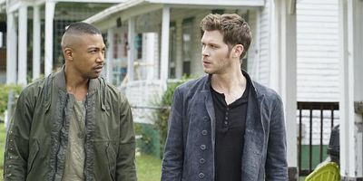 Poster der Serie Between the Devil and the Deep Blue Sea