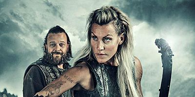 Poster der Serie East vs West