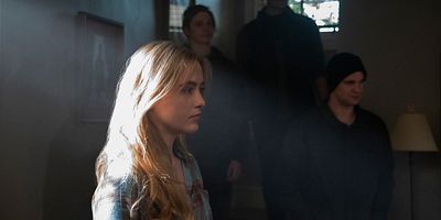 Poster der Serie Putting on the Clothes