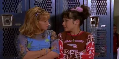 Poster der Serie Between a Rock and a Bra Place