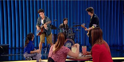 Poster der Serie Nuevos amores, sobre ruedas