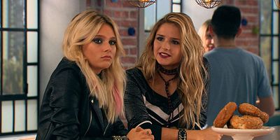 Poster der Serie Una fiesta en la mansión, sobre ruedas