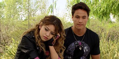 Poster der Serie Una falsa identidad, sobre ruedas