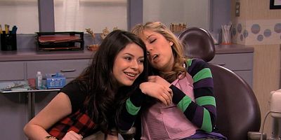 Poster der Serie iThink They Kissed