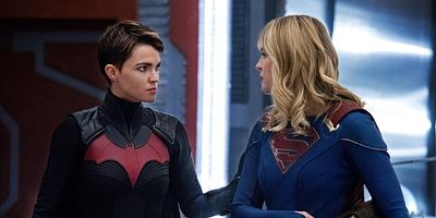 Poster der Serie Krise der Parallelerden