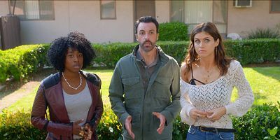 Poster der Serie Stoned unter dem Tisch