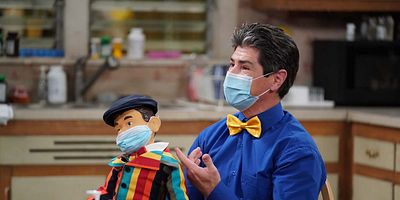 Poster der Serie Birthdays, Babies and Emotional Support Chickens