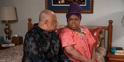 Poster der Serie Sleeping Next to an Old Boat