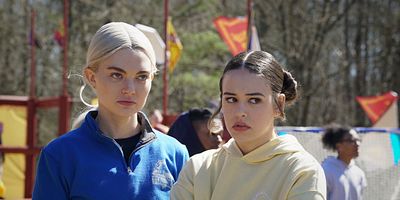 Poster der Serie We're Not Worthy