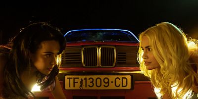 Poster der Serie Die rote Kunstledercouch