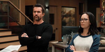 Poster der Serie Please Sign Here