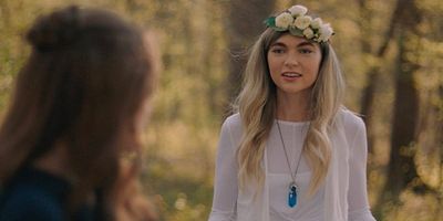 Poster der Serie This Feels a Little Cult-y