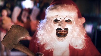 bild aus der news "Terrifier 3": Im ersten Trailer zum wohl heftigsten Horrorfilm des nächsten Jahres sorgt Art für ein Blutbad unterm Weihnachtsbaum
