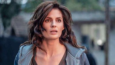 bild aus der news 10 Jahre nachdem sie bei "Castle" gefeuert wurde, feiert diese Schauspielerin mit einer neuen Serie ihr Comeback