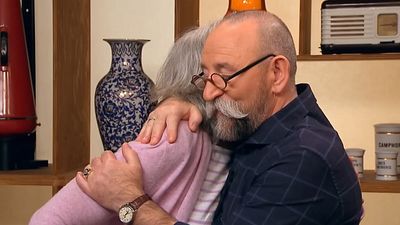 bild aus der news Horst Lichter muss sie trösten: Nach Schätzwert ist "Bares für Rares"-Verkäuferin den Tränen nahe