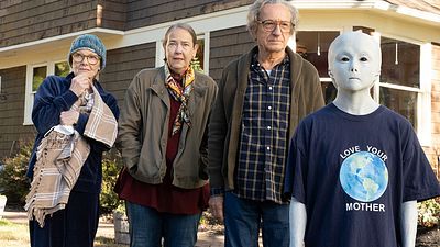 bild aus der news Im Garten von Ben Kingsley stürzt ein UFO ab: Exklusive FILMSTARTS-Trailerpremiere zu "A Great Place to Call Home"