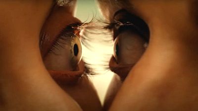 bild aus der news Können sich Augäpfel berühren? Der durchgeknallte Body-Horror "Together" begeistert die Kritiker – jetzt gibt es einen ersten Trailer