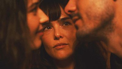 bild aus der news Ein Dreier und seine Konsequenzen: Zoey Deutch & Ruby Cruz im Trailer zum prickelnd-amüsanten "The Threesome"