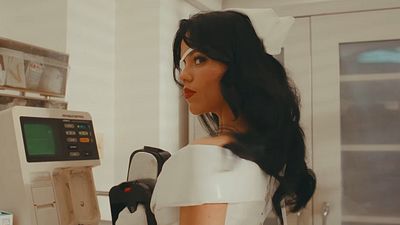 bild aus der news Tarantino lässt grüßen: "Wednesday"-Star Jenna Ortega in knallharter Metzel-Orgie – jetzt direkt hier das Video schauen