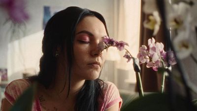 bild aus der news Mit Erdmännchen-Energie und den Bildern einer realen Geburt: Emma Nova erklärt im FILMSTARTS-Interview, wie sie in "Vena" Vorurteilen entgegentreten will