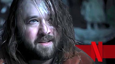 bild aus der news Er spielt den grausamen Killer in "Wednesday" Staffel 2: Daher kennt ihr den Skalpierer von Kansas City