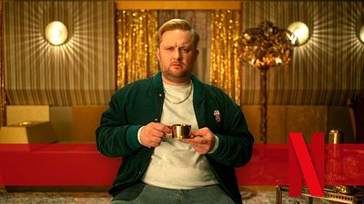 bild aus der news "Wie schmeckt eigentlich Schokorüherei?": Wir sprechen mit Fatoni über kulinarische Verbrechen und seine neue Netflix-Serie "Kacken an der Havel"