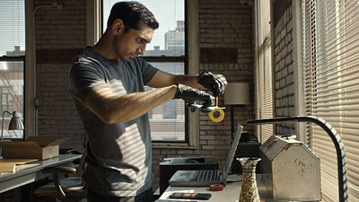 bild aus der news So macht man einen packenden Whistleblower-Thriller zwischen Old School und Moderne: David MacKenzie im Interview über "The Negotiator"