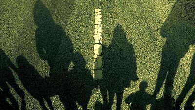 bild aus der news "Zu erbarmungslos, um verfilmt zu werden": Erste Bilder zur Horror-Dystopie von Stephen King, die nach 45 (!) Jahren doch adaptiert wurde