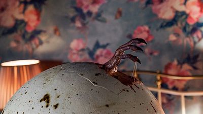 bild aus der news TV-Premiere: In diesem Horror-Geheimtipp bekommt ihr es mit einem gigantischen Überraschungsei (!) zu tun!