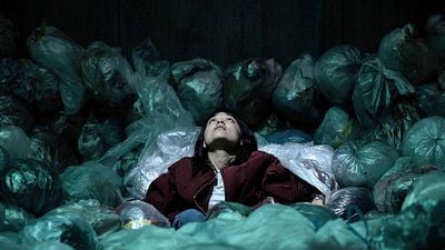 bild aus der news Für Fans von "The Substance" & "It Follows": Verstörender Trailer zum Psycho-Body-Horror "Saccharine"