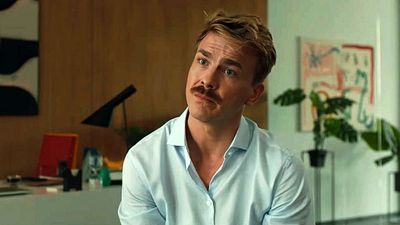 bild aus der news Deutschlands aktuell bester Schauspieler in stylischem Mix aus Psychodrama & Tragikomödie: Trailer zu "Pfau - Bin ich echt?"