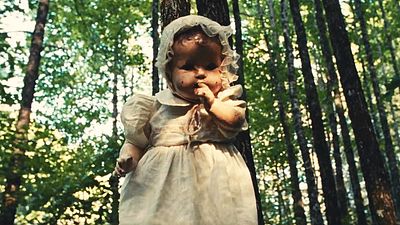 bild aus der news Für Fans von "Chucky", "Annabelle" und "M3GAN"? Im Trailer zu "Dolly" erwartet euch Puppenhorror der etwas anderen Sorte