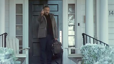 bild aus der news Die neue Serie des "Ted Lasso"-Machers steht vor der Tür: Jede Menge Chaos im ersten Trailer zu "Rooster" mit Steve Carell