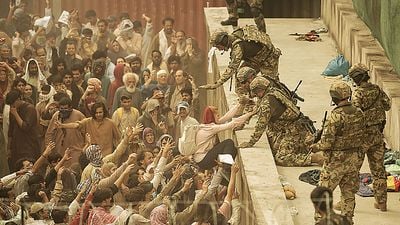 bild aus der news Taliban übernehmen Kabul: In der deutschen Trailerpremiere zu "Last Flight" gibt es einen verzweifelten Wettlauf gegen die Zeit