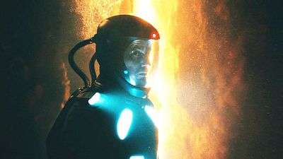 bild aus der news "Interstellar" trifft Katastrophen-Film: Deutscher Trailer zum atmosphärischen Sci-Fi-Thriller "Eternal"