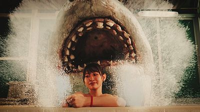 bild aus der news Hai-Terror im Thermalbad: Blutiger Trailer zum durchgeknallten Tierhorror "Hot Spring Shark Attack"