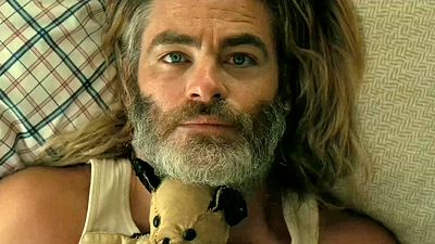 bild aus der news Hier verhindert die Hauptfigur persönlich, dass der Trailer zu viel zeigt: Wilde Meta-Vorschau zu "Poolman" von und mit Chris Pine