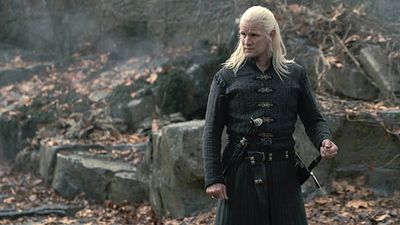 bild aus der news "House Of The Dragon": George R.R. Martin hat einen genialen Cameo neben Daemon in Staffel 2 – habt ihr ihn entdeckt?