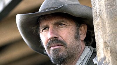 bild aus der news "Yellowstone"-Star Kevin Costner verrät seine vier Lieblingswestern: Zwei sind mit John Wayne, einer stammt von Clint Eastwood – und einer von Costner selbst!